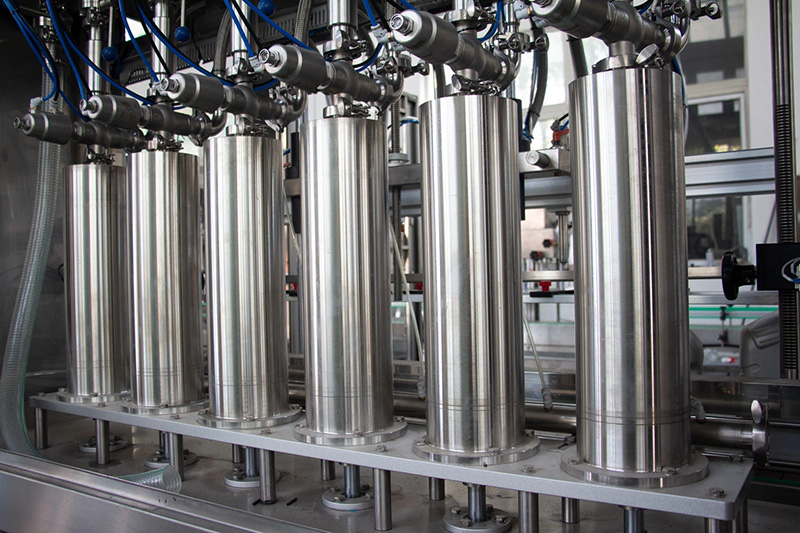 ម៉ាស៊ីនចាក់ដបដបទឹកក្រឡុកគ្រឿងសំអាងដោយស្វ័យប្រវត្តិ។