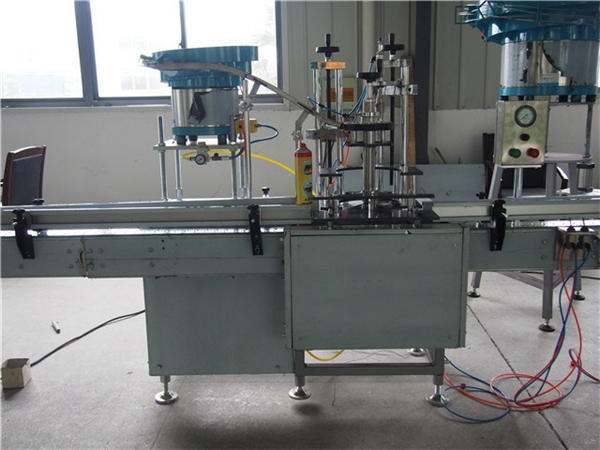 ម៉ាស៊ីនបំពេញដបទឹកសុទ្ធចំនួន ២៤ ក្បាល។