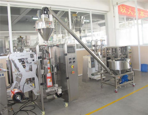 ការលើកម្សៅនិងម៉ាស៊ីនបំពេញកាបូបម្សៅដោយស្វ័យប្រវត្តិ។